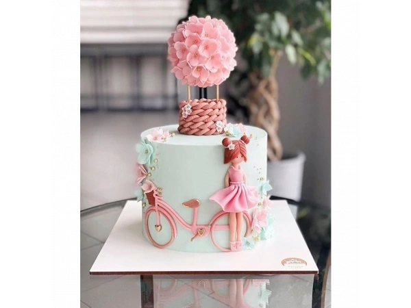Торта Момиче с колело и балон